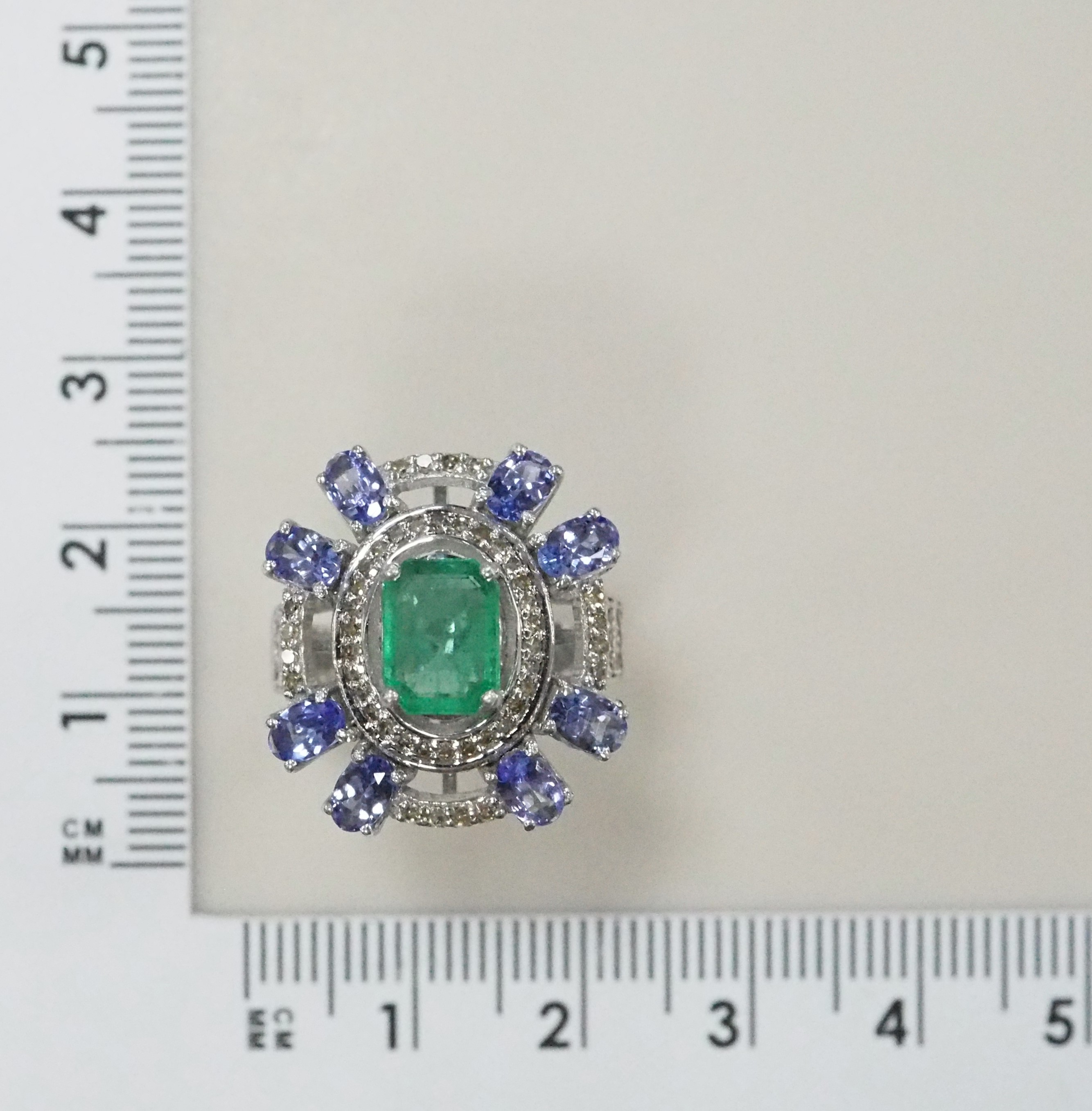 Серебряное кольцо с изумрудом и танзанитами